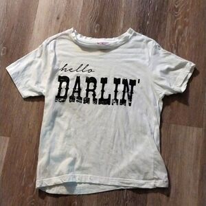🌼 . "Hello Darlin'" t-shirt .🌼